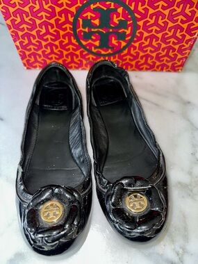 Tory Burch Black Patent Leather Camellia Logo Ballet Flats